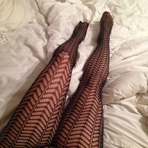 Here are some better views of Ororo’s sexy legs wrapped in her new patterned tights. She wears