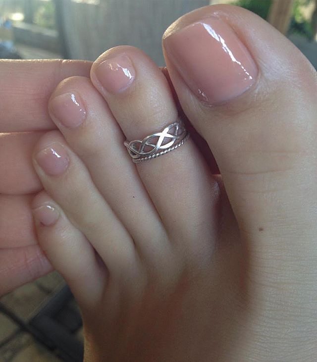 tribal-lion93:  I am craving some beautiful delicious toes👣👅😍