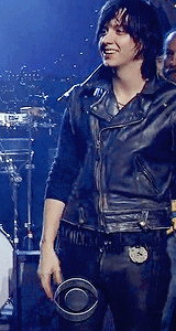 Danielle haim on the second gif tho