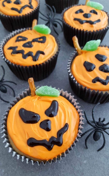 sweetoothgirl: Easy Jack-O-Lantern Cupcakes 