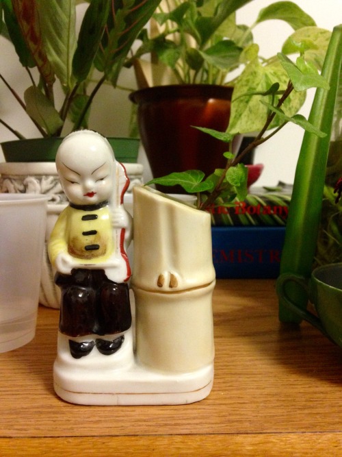 Got this vase (c1945-1952) from an antique store in Boston yesterday. The colors and little musician