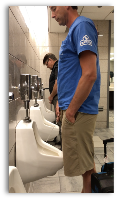 havingawee:pissing at airport