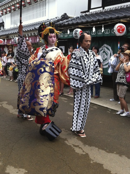 Week 29: Then there was a parade that went through! Some of the actors from the show before were the