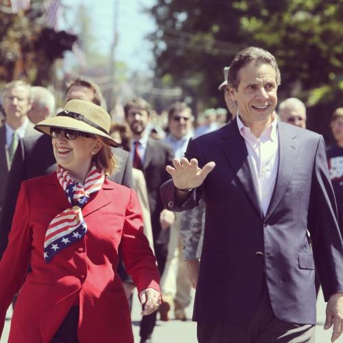 Hillary Clinton has a scarf for any occasion!Here she’s wearing an American flag-themed scarf 