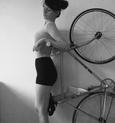 bikesandgirlsandmacsandstuff:  (via Chicks and Bikes) 