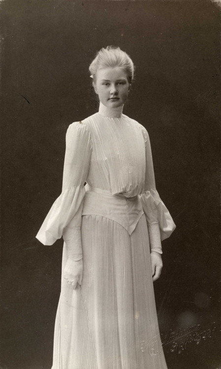 history-of-fashion: 1903 Beate Ellingsen (photo by Karl Anderson)(Oslo Museum)