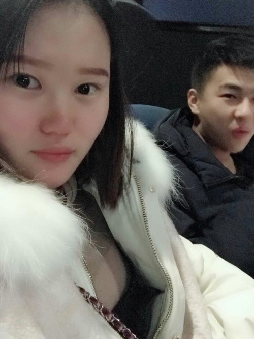 bgssaobi: 羽绒服下是真空的低胸装，准备在电影开场后悄悄的把奶子拿出来，不知道有没有人会过来揉捏撕咬。。