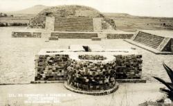 cazadordementes:  Zona Arqueologíca de Calixtlahuaca  Calixtlahuaca (palabra náhuatl compuesta, calli significa casa, e ixtlahuatl significa “llano” o “llanura”, lo que se traduciría como “casa en el llano) es un sitio arqueológico del período