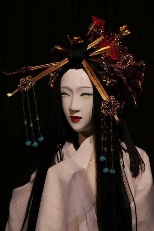 Impressive puppets and masks by artist YumeHina. Those shows seems to be so eerily magical: