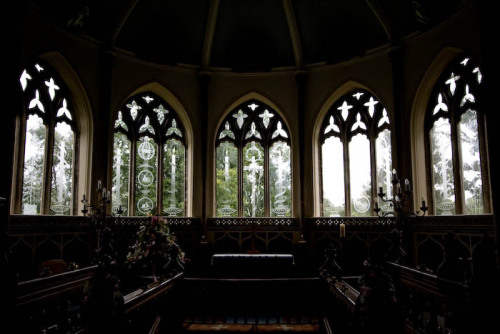 opticallyaddicted:The Beautiful Engraved Glass Windows of Laurence Whistler at St. Nicholas Church, 