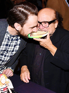 ilanawexler:  Danny DeVito, Charlie Day, Rob McElhenney, Kaitlin Olson, and Glenn Howerton at the premiere of It’s Always Sunny in Philadelphia. 