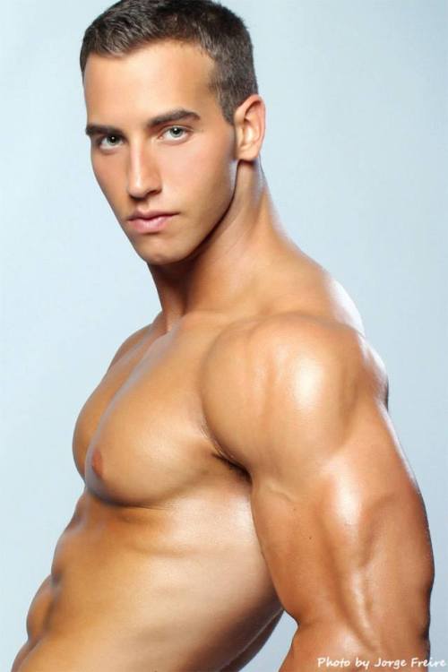 undie-fan-99:  This muscular side of handsome is Jose Ruiz