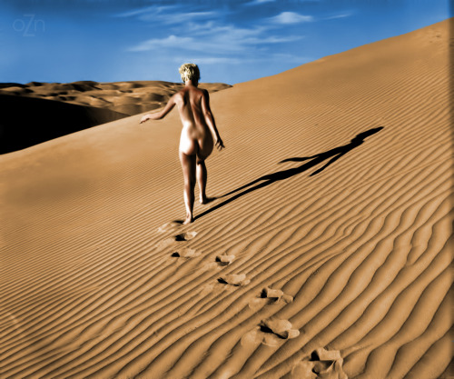 Joan Webb nude in the desert, photography by Andre de Dienes