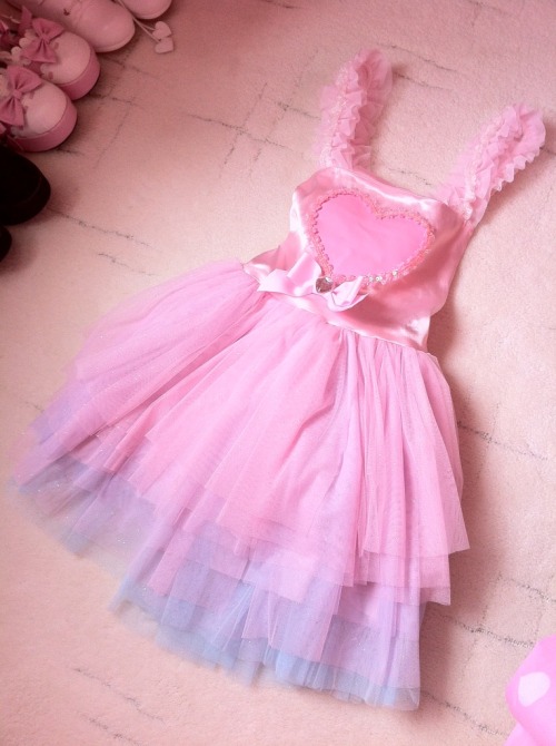 frillypinkdreams:  Pinkly Ever After review. I finally got my super cute magical princess dress ;v; BLOG UPDATE!