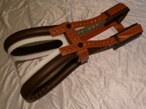 Here a pant in classical light and dark brown like the orthosis in the 70,s