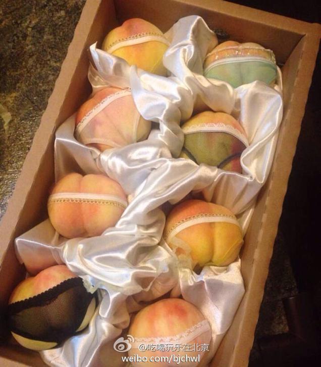 ladygagasleftnipple:  olentaalla:  nevver:  Eat a peach  I… Yeah. I don’t know.