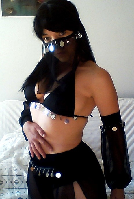 lovefigures:  Submission: Love dressing up and showing off my curves. 