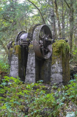 gatsbywise:  preciousthingsandplaces:  Decaying Gears as art   —   :) BPG   Google says this is part of a mine - love the iconic look.