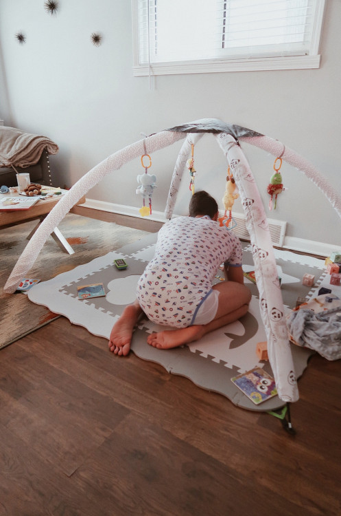 daddyiwantthis:I’ve been asked about this DIY play gym a lot. The inspiration + tutorial came from @