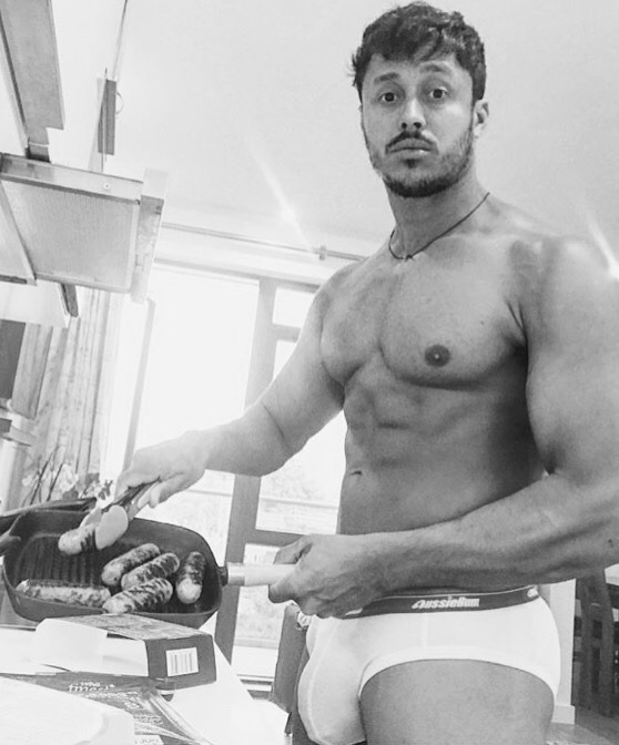 brolovetimes:  What’s cooking 🍳 🔥🍑🎂👅☕️
