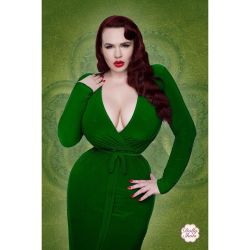 Just A Touch Of Green! ☘By Dolly Shots #Green #Stpatricksday #Curvy #Curvygirl