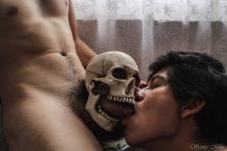 santymito:  El beso de la muerte (self portrait with maykyubi). Photo by: Santy Mito Ig:  @santymito_nudeart