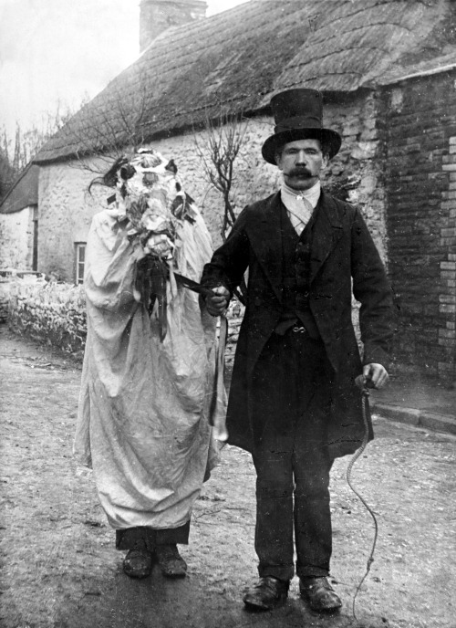 Mari Lwyd pris en photo à Llangynwyd en Galles du Sud au début des années 1910.Le Mari Lwyd est une tradition folklorique locale se déroulant autour de Noël pour laquelle des groupes d’hommes paradent un crâne de cheval décoré et monté sur