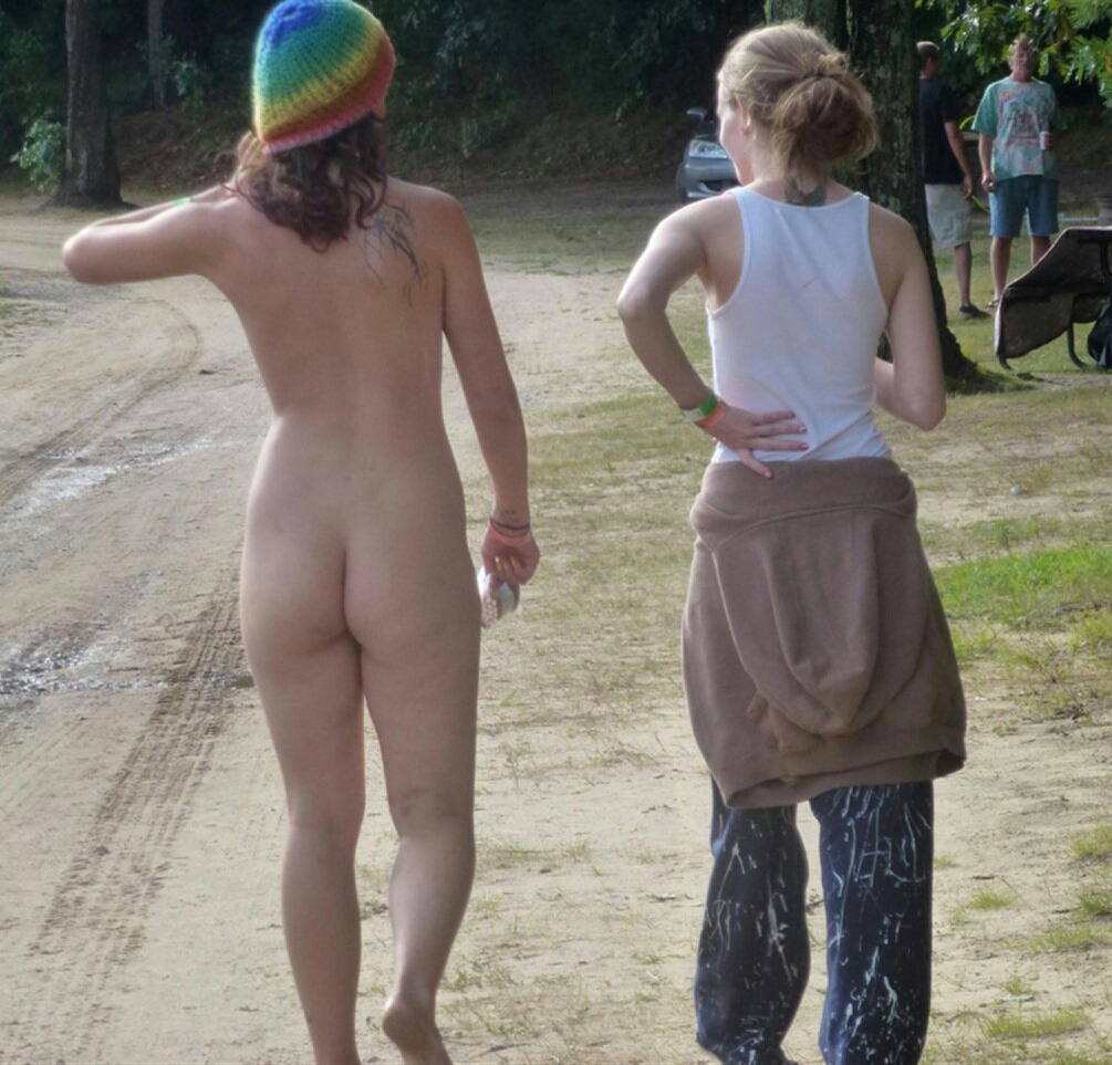 festivalgirls:  Taking a stroll. The morning after. http://tiny.cc/cwqtiy  That should