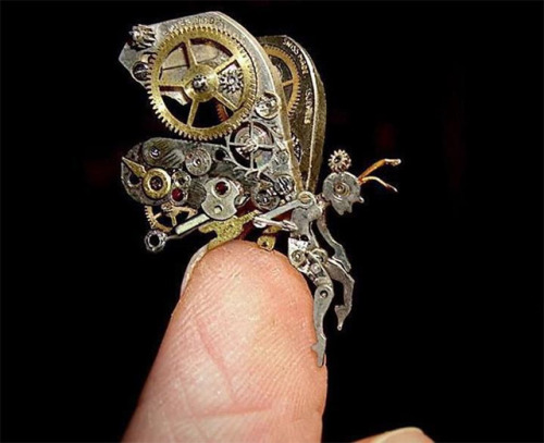 docwithtardisfez: wtf-fun-factss: Artist Susan Beatrice creates steampunk sculptures from watch part