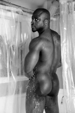 Demetrius Shadow #SWOLE #BlackMan #blackmuscle #bigarms #sixpack #muscle #muscleSELFIE #bodybuilding #fitness #workout #Squat