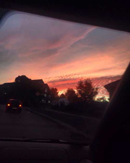 uniquebones:  Sky’s are my definition of perfect  💦