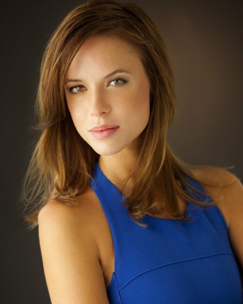 Who Is That Hot Ad Girl Q The Waitress In Geico Money Who Is The Hot Waitress In Geico