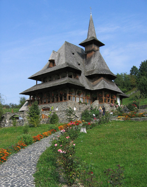 Bârsana Monastery in Maramureş, Romania (by nikonion).