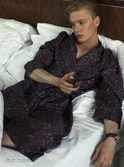 hotfamous-men:  Freddie Fox