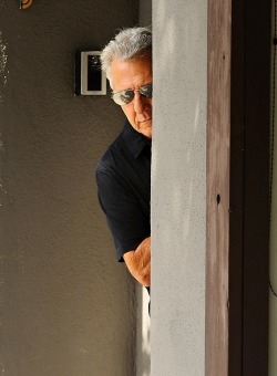 ricorizz0-blog: Dustin Hoffman hiding from the paparazzi.