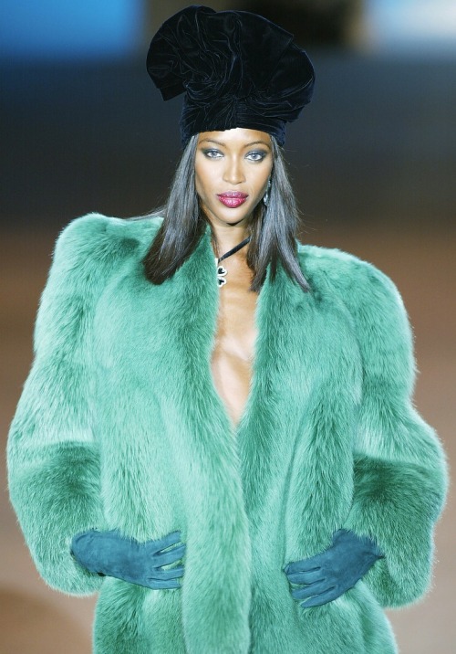 messgala:  Naomi Campbell - Yves Saint Laurent - S/S 2002 Couture 