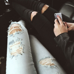 thestylexplorer:  Ripped jeans >>