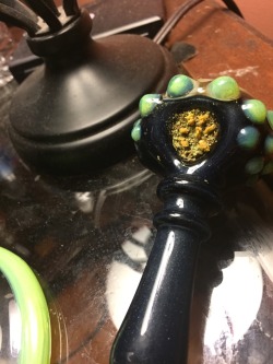 ifuaintahoegetupoutmytraphouse:  A little crumble on top of the bowl
