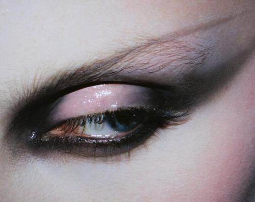 Delilah KochRevue (S/S 2024)ph. Kvin Drelonmakeup: Raoul Alejandre