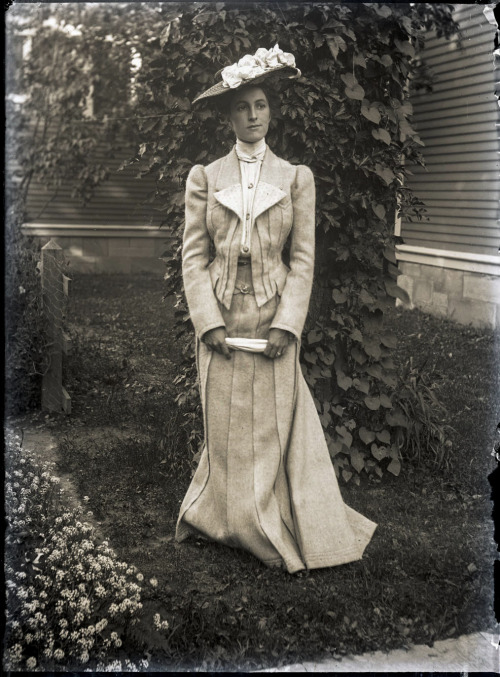 Painter Franck Taylor Bowers and his wife, Frances, killing it, Binghamton, New York circa 1915.