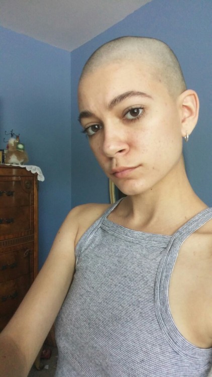 babyhairbangs: So I just completely buzzed my hair off. I really like it