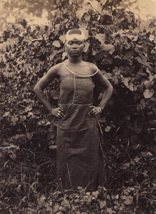 Portrait of Maybnee, daughter of Nana of Itshekiri . Photo between 1890-1905.
Vintage Nigeria