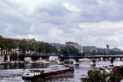 La Seine avec le Pont des Arts et la Tour Saint-Jacques au loin, Paris, 1972.