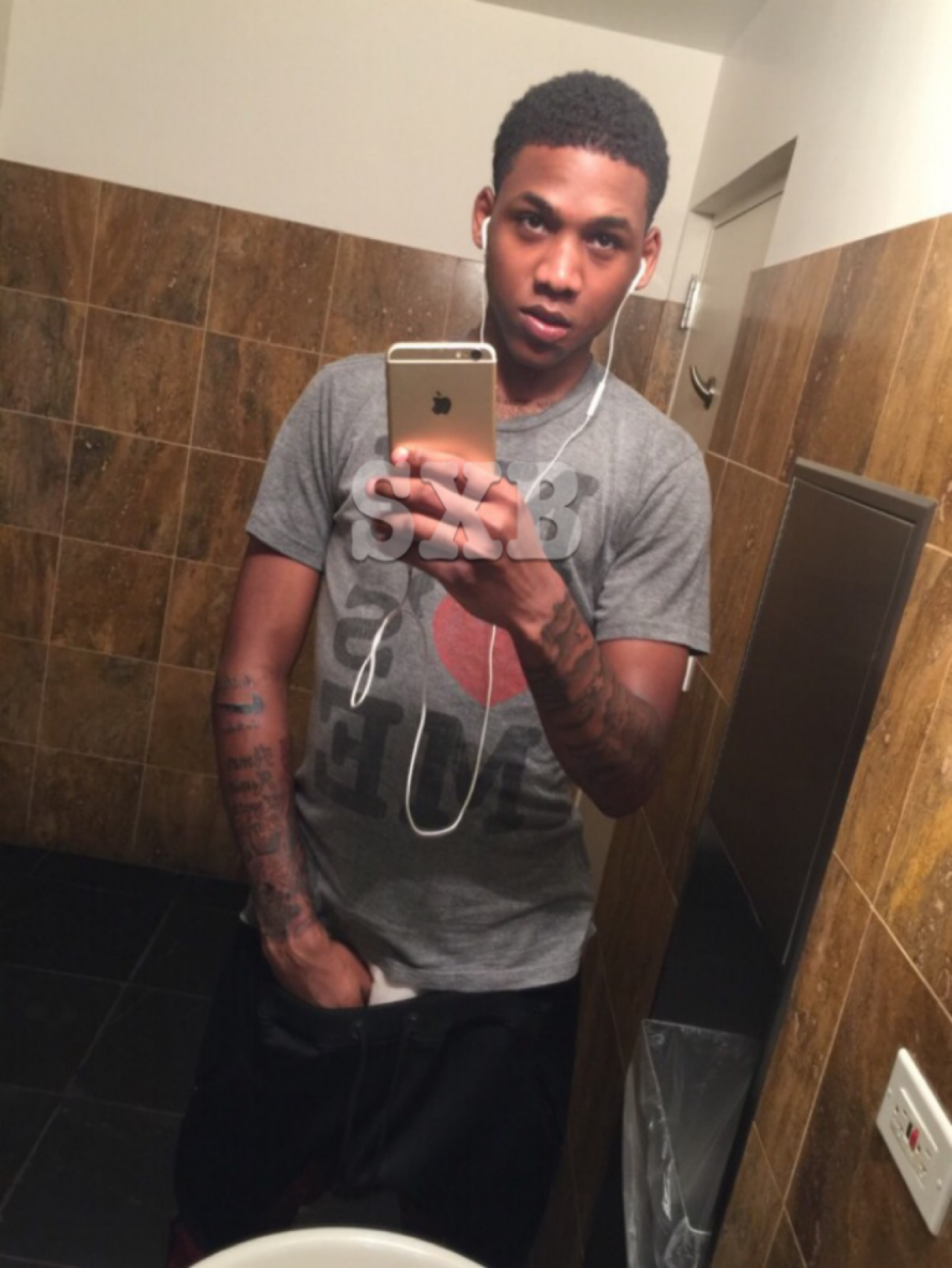 bksexyfreaknyc:  sweetadickxionz:  HMMMM… DAMN!   Damn he can get it