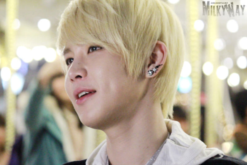 ledappleworld:  [Photo]121213 Lotte World - Hanbyul [cr: Milky Way] #1 Do not edit