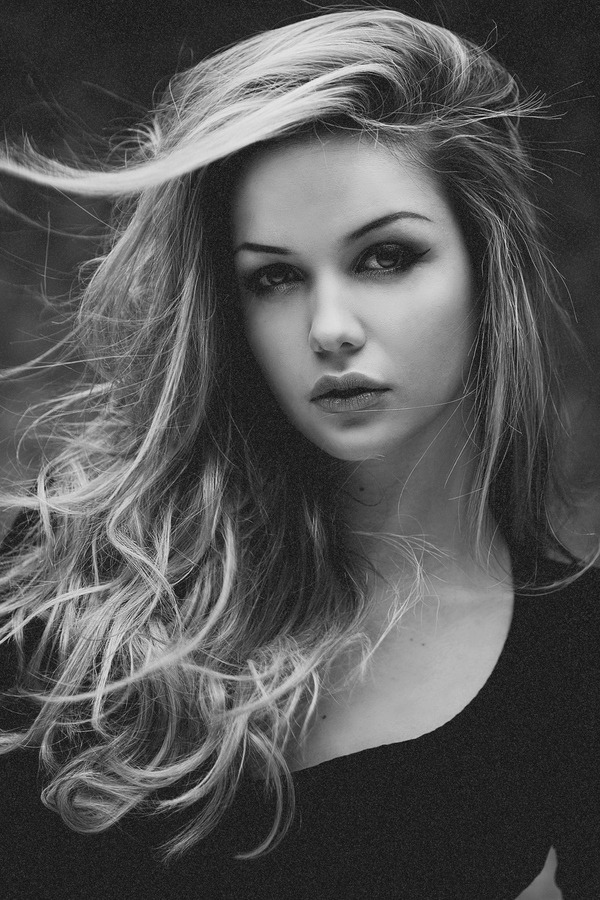 young-and-infamous:  Ineska | source
