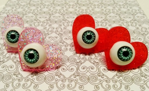 goldenlady25:  alibuttons:  ‘Tis October! Head on over to my Etsy Shop to find these spooktacular items! :)  Heart pendants can be made into brooches OR necklaces! ;)    Super cute!  I want the ouja earrings