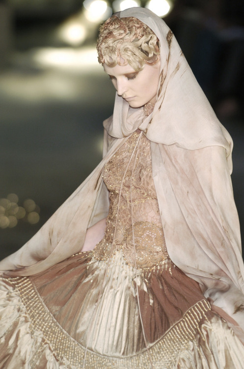 stopdropandvogue:Franck Sorbier Haute Couture Fall/Winter 2004