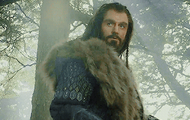 bilbothorin:  thorin + staring at bilbo  ♥