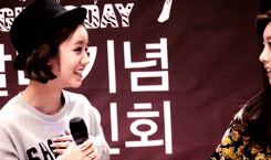 pinkhot:hyejin; the leader and the maknae <3 (…or basically the fake maknae and the actual maknae